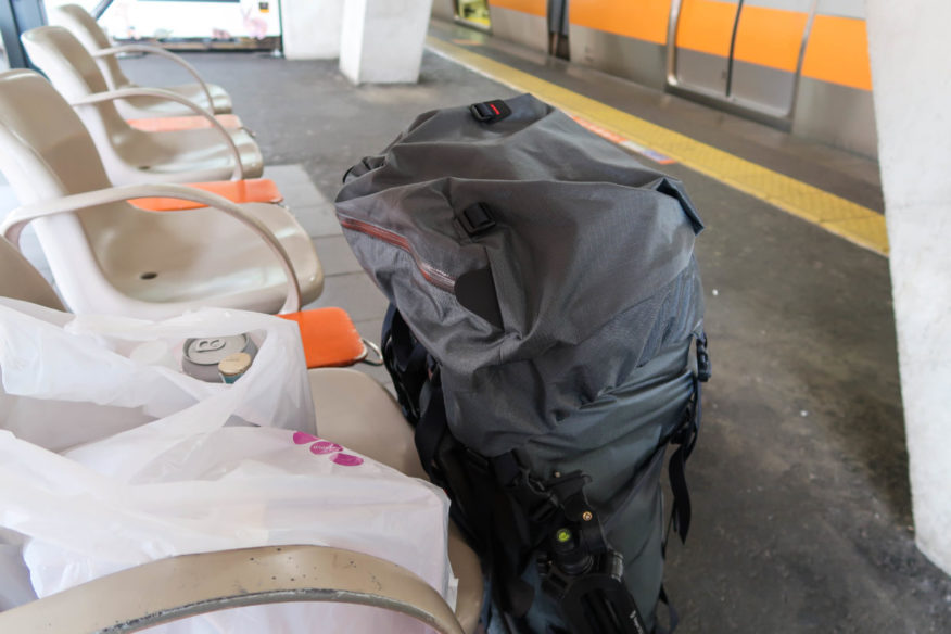 電車キャンプで途中スーパーに寄って買い物