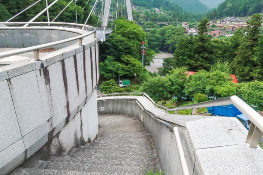 奥多摩大橋の先に階段がある