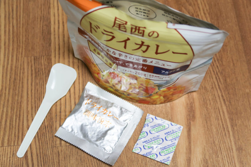 尾西食品 アルファ米の袋の中から脱酸素剤(エージレス)とスプーンを取り出します