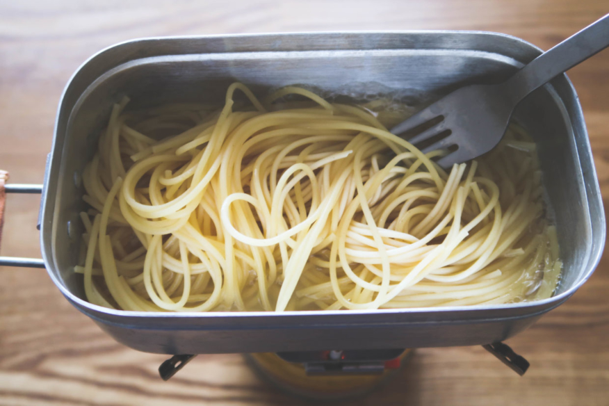 水漬けパスタを火にかけて茹でていきます