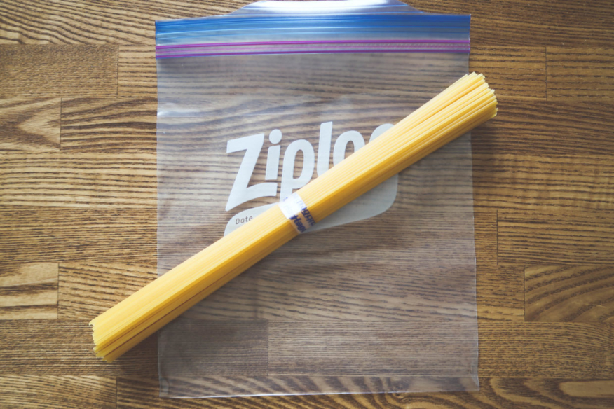 ジップロックとパスタの束（一人前）