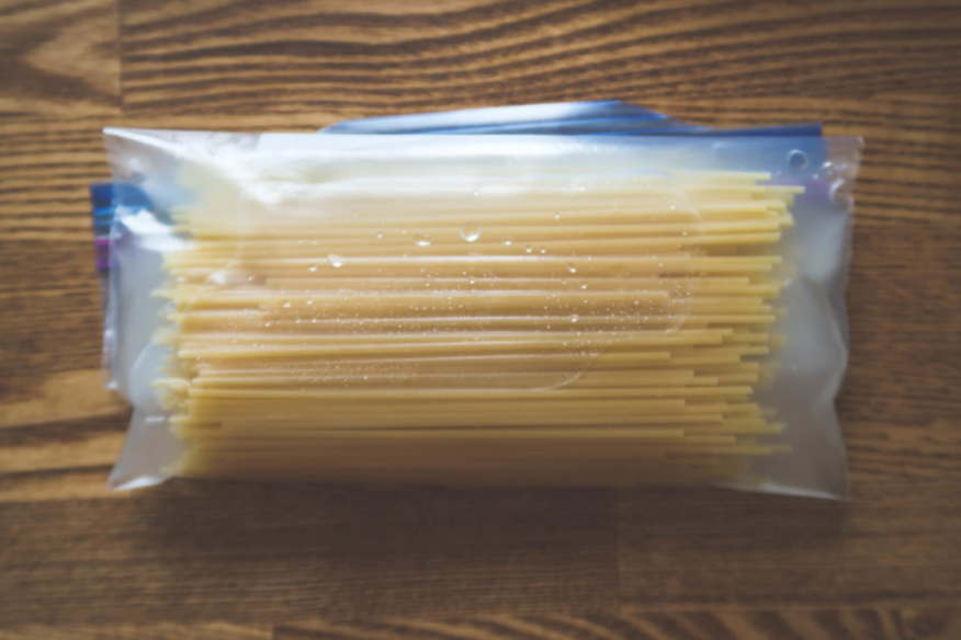 乾麺のパスタを半分に割って、ジップロックに水と一緒にいれる