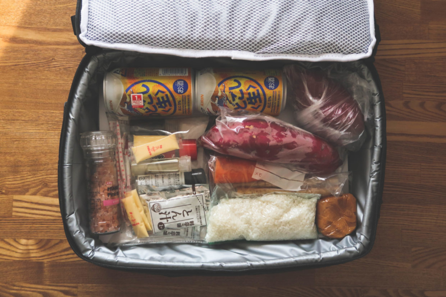 DODライダーズクーラーバッグに食品を詰める