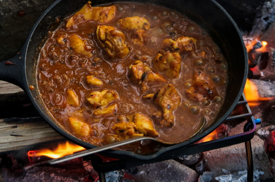 焚き火でカレー作り